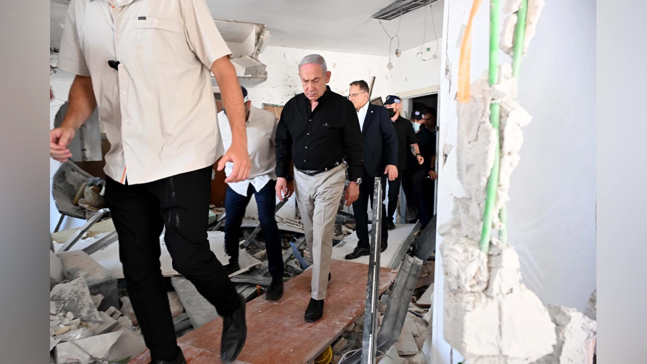 ধ্বংসস্তূপ পরিদর্শনে গিয়ে যে বার্তা দিলেন নেতানিয়াহু